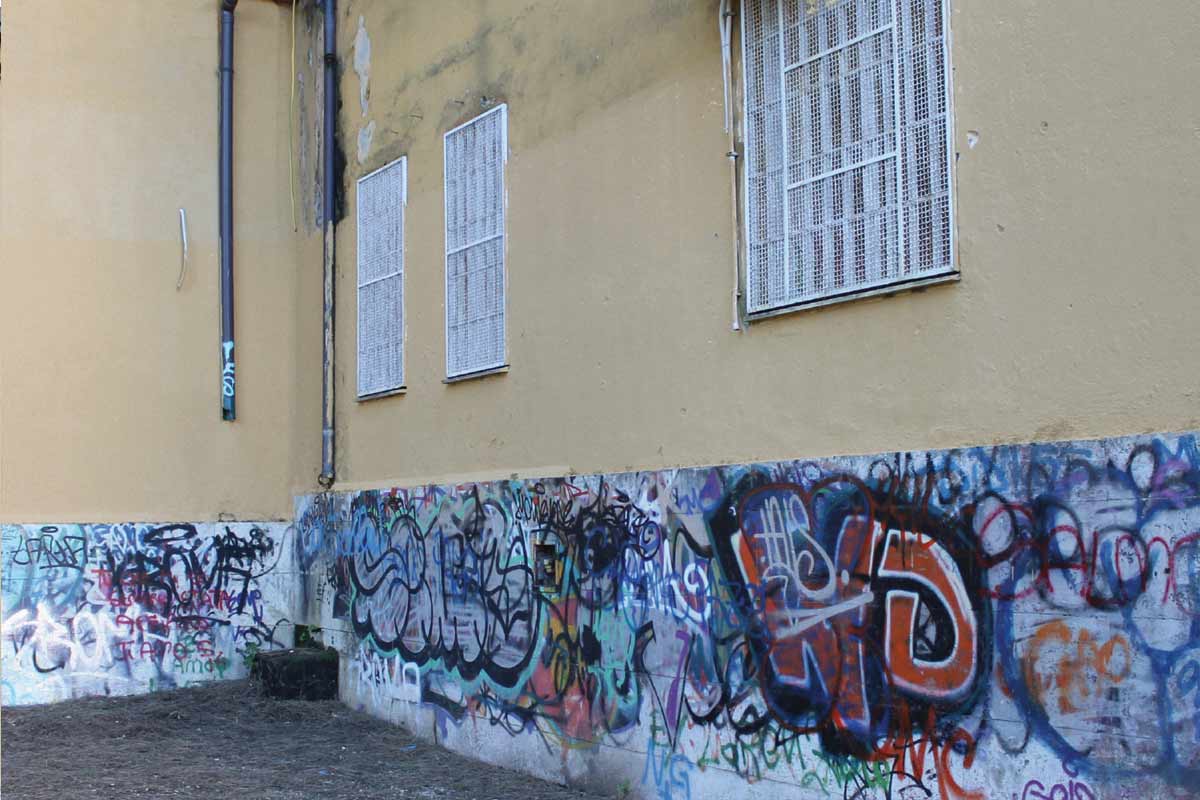 Facciata di un palazzo prima del nostro trattamento antigraffiti
